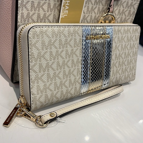 Michael Kors Jet Set Travel Large Signature Logo and Metallic Continental Wallet - Picture 16 of 16